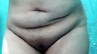 Telt mostohaanyám a nagy természetes melleivel izgat a fürdőben