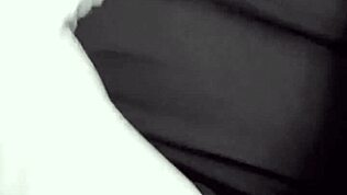 أوليفيا لوحدها تلعب بالألعاب على كسها المحلوق عن قرب وصدرها الكبير يترج