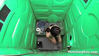 Милф сосет член в публичной дыре для минета