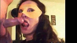 Maskeerattu tyttö imee kyrpää intensiivisellä intohimolla