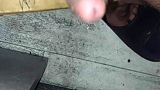 Jeg er i humør for onani, stryker kuken min til jeg kommer, solo håndjob.