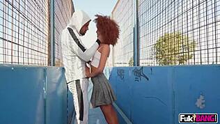 Selva Lapiedra kamusal anal için rahatça eğiliyor, sert misyoner pozisyonunda boşalma ile