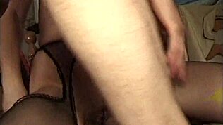 Mentre il marito è in bagno, la moglie troia si fa inculare dal cameriere 😈