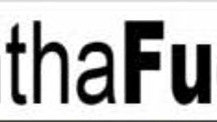 Samantha Saint se dotika velikih još in pičke pri jutranji masturbaciji doma