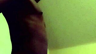 Aku Naik Kontol Hitam Ini Dengan Memek Basahku, Sangat Basah Dan Enak