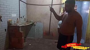 هيي، بتدفع لعامل البناء بطيزها الكبيرة، صح؟ 😂