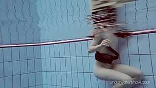 روكسالانا تشيش تغوص في المسبح ببيكيني للسباحة منفردة