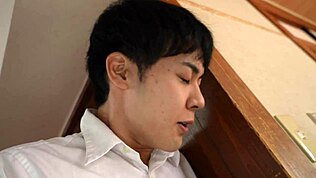 Oon koukussa kattomaan kun Ayame Shiozaki ruiskii runkatessaan kuumassa japanilaisessa toiminnassa.