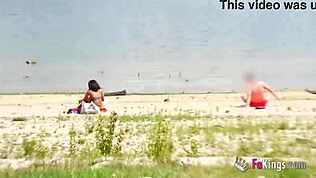 Црна лепотица нам показује како завести било ког типа поред језера.