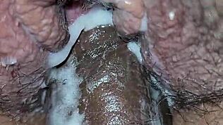 Yo, mate ça : double creampie pulsant dans une chatte asiatique !