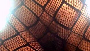 Oh ja, ta 18-letna črnka se jebe v nogavicah, tako dobro se počuti!