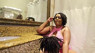 Imani kumartuu syvään kurkkuun puhaltamiseen ja pillun viettelemiseen isolaperseisen milfin kanssa.