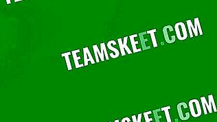 Hast du schon mal gesehen, wie eine heiße MILF-Künstlerin Inspiration von ihrem Assistenten auf dem Sofa zieht?