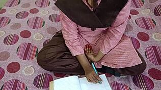 ראיתי סטודנטית דסית רוכבת על המורה שלה בבגדים אחידים