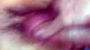 Feleség puncija keményen és vadul spriccel.