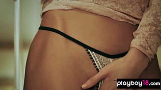 Cewek brunette kelas ini masturbasi dalam lingerie seksi