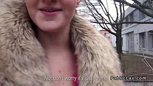 Yo, schau dir diese natürliche Euro-Amateurin an, die hart bläst und fickt an öffentlichem Ort!