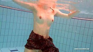 Mia Brunet Tetek Besar Tunjuk Telanjang Bawah Air Di Kolam