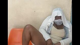 Casi pillada jugando con mi coño grande 😳