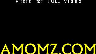 Ez az érett csaj könyörög még több kemény baszásért