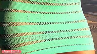 ג'ני סמית' מציגה שמלה שקופה בחוץ 😏