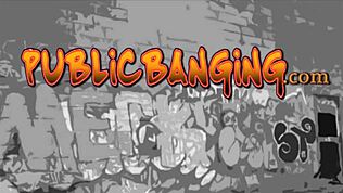 Lepa milf poundana v javnem gangbangu z divjo skupinsko trojko orgijo