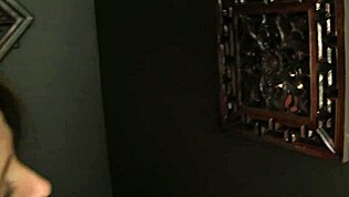 Brune sexy Sheena Shaw gère une bite de glory hole avec talent et avale tout