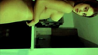 Slatka tinejdžerka 18+ skida se do gola, hoćeš da vidiš njenu golu?