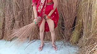 Indiai szobalány feleség kint a farmon kapja a döngetést