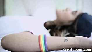 Jeg rir stedaddys kuk, oops, så godt