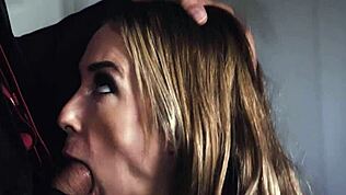 Garota desesperada enganada e devorada por empresário e enteado em ménage bruto