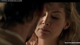 Rosamund Pike se met torse nu pour scène sexe torride