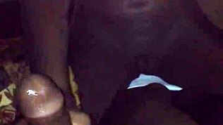 gledam kako miamijski fantje trenirajo to kurbo z jebanjem in analom