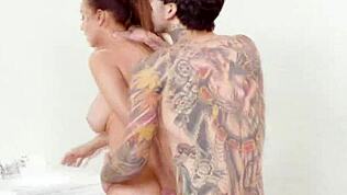 Manos pequeñas de 18+ revolcándose con Isis Love arriba con tetas grandes y polla monstruosa 😘