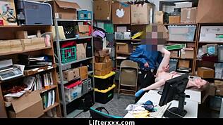 Remaja berambut perang Catarina kena tangkap curi, kena hentam oleh polis mall