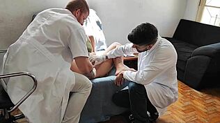 Šel sem k ginekologu, in zdravniki so me jebali bareback v ordinaciji