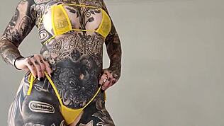 Atletska milf probava prozirni mikro bikini