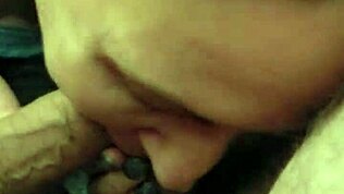 Κοιτάω την ερασιτέχνη γκόμενά μου να ρουφάει δύο πούτσες τόσο καλά και τρελαίνομαι