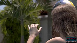 Ach bože, krásne ruské baby Jana Bubu a Oksana Oksi sa vyzliekajú nahé v bazéne a horách