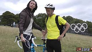 Matura britannica in calze succhia cazzo mostro all'aperto