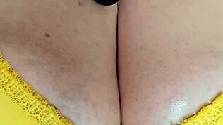 Büyük memeli nine karı siyah dildo ile şov yapıyor