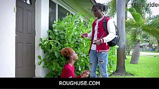 Эй, смотри, как свободно пользуют чёрную сводную сестру Джеймса Кэмерона с Ники Ребел! 🔥