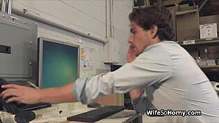 Bos Milf Nyelinap Coba Kontol Keras di Gudang