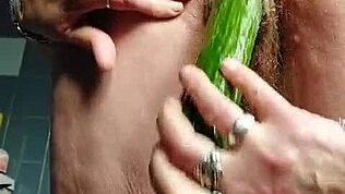 अरे वाह, ये जर्मन दादी अपने बालों वाले छेद में खीरे से चुदाई कर रही है... गजब का माल!