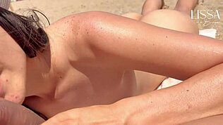 Fremder überfordert meinen Mund am öffentlichen Strand