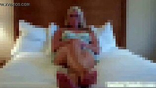 Brunette med naturlige patter og tatoveringer i rummet