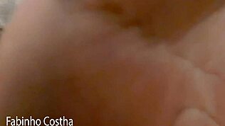 Vivi Guedez geeft lekkere blowjob aan Putariasdocasal20 in natte lesbische actie