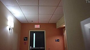 Hete vreemde stiefmoeder Danni Jones boekt hotel met stiefzoon 😈