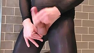 Oh verdomme, kijk naar deze grote shemale lul die hard klaarkomt in panty compilatie!