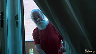 Incroyable, cette jeune nana chevauche la bite d’un vieux comme une pro !